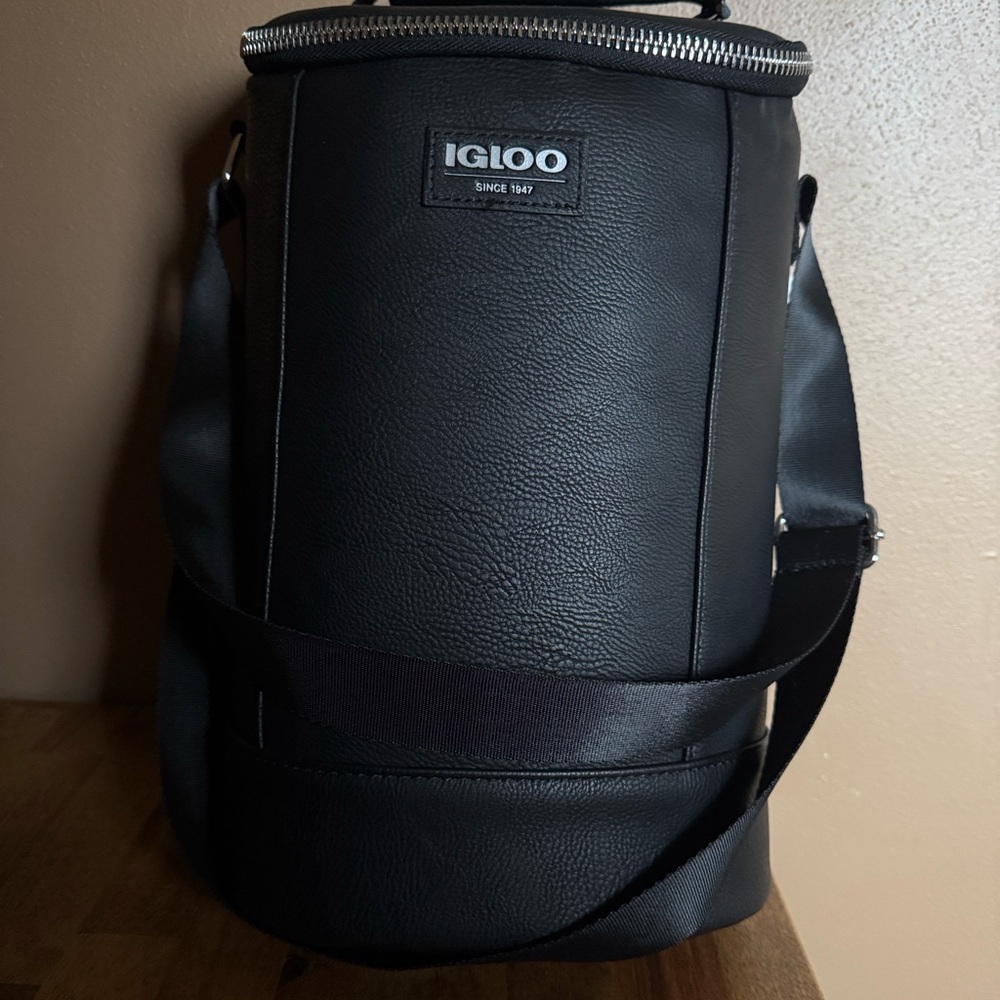 Igloo Black Faux Leather Insulated wine bottle tote! - Picture 2 of 3